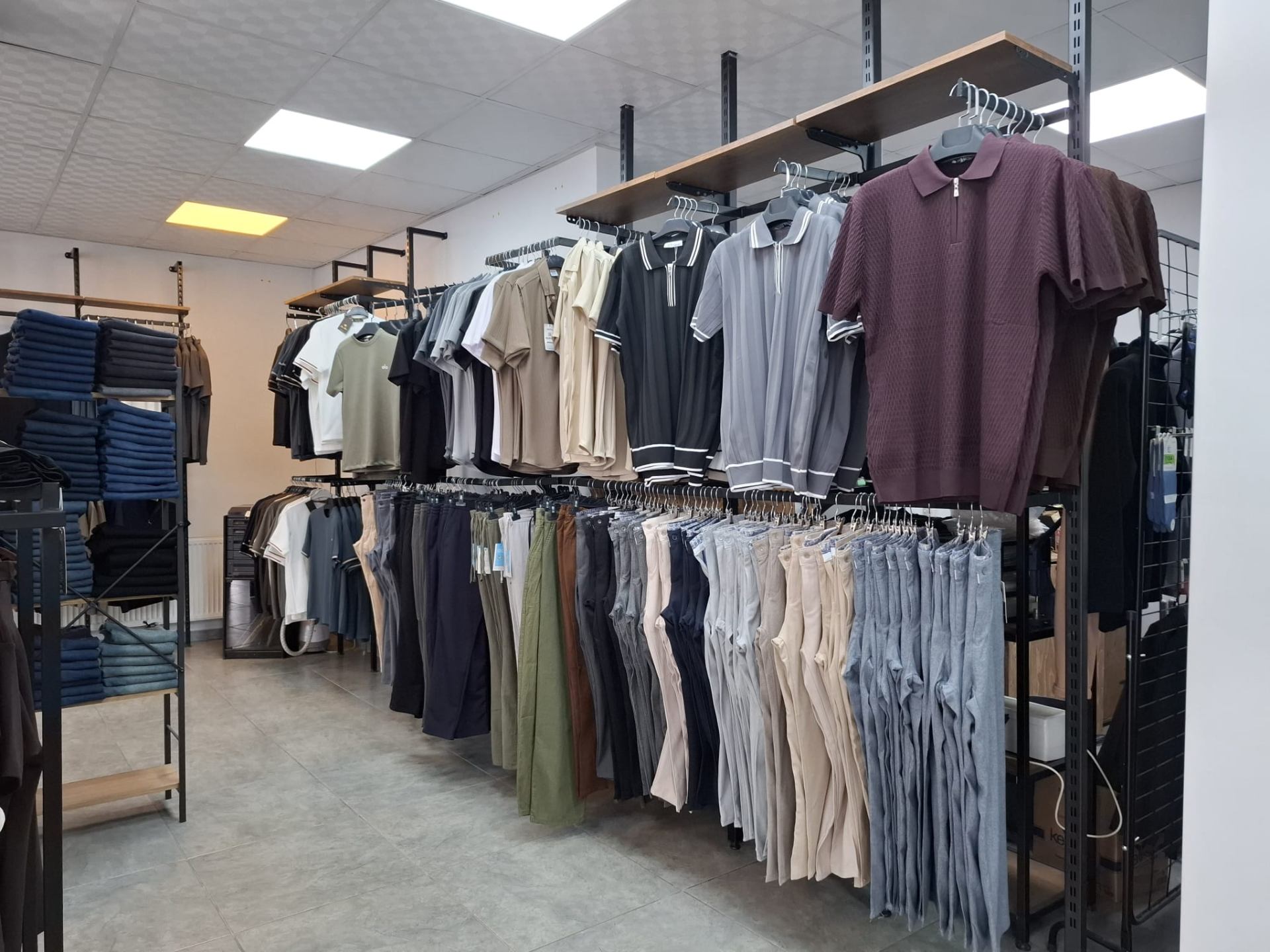 Daimon Butik'in 2026 ilkbahar sezonuna ait erkek giyim rafları